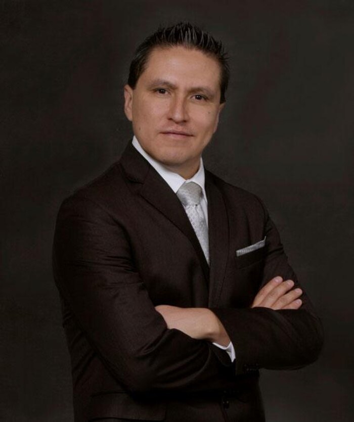 Retrato profesional de Gabriel Vázquez Hernández, fundador y director de Club de Negocios México